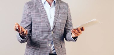 Bir adam elindeki belgeleri tutar ve bir imza atar. İş hayatında başarı kavramı.