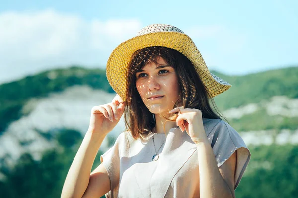 山の中の散歩中の藁帽子の魅力的な女の子は 晴れた日と良い気分を楽しんでいます — ストック写真