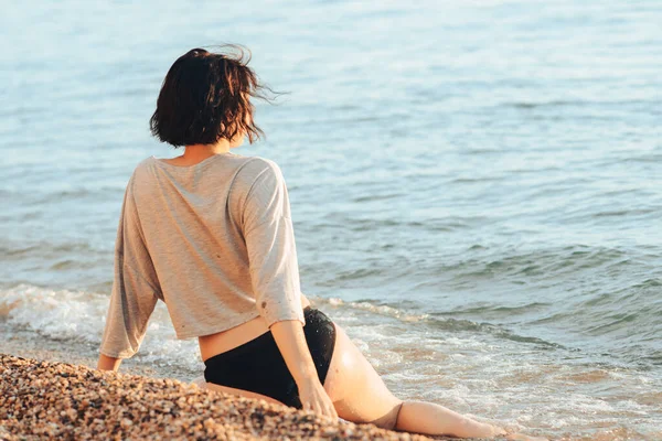 Menina Tomando Banho Sol Praia Conceito Descanso Estilo Vida Bom — Fotografia de Stock