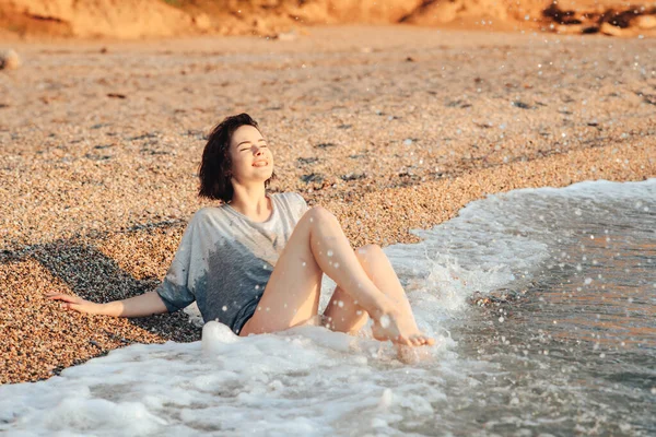 Menina Tomando Banho Sol Praia Conceito Descanso Estilo Vida Bom — Fotografia de Stock