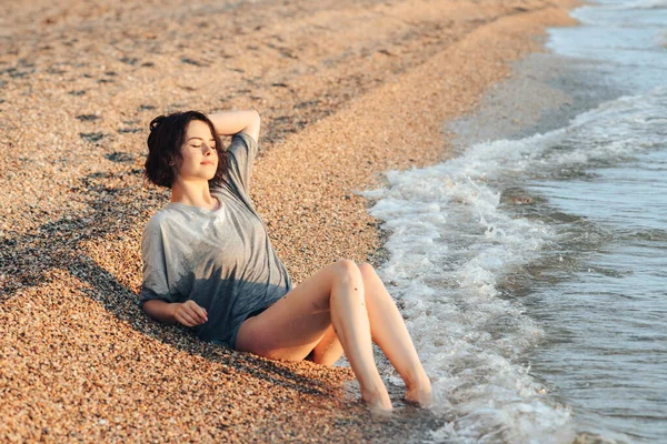 Молода Дівчина Купається Пляжі Концепція Відпочинку Способу Життя Гарного Настрою — стокове фото