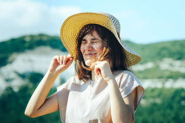 山の中の散歩中の藁帽子の魅力的な女の子は 晴れた日と良い気分を楽しんでいます — ストック写真