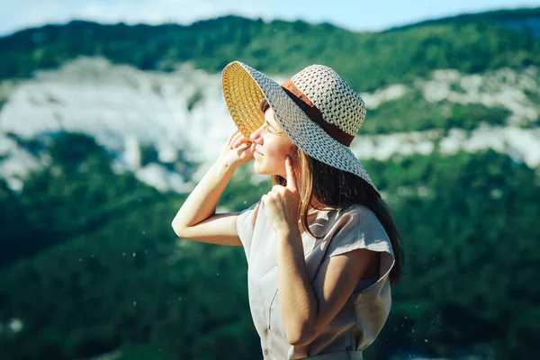山の中の散歩中の藁帽子の魅力的な女の子は 晴れた日と良い気分を楽しんでいます — ストック写真