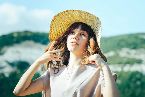 Ritratto Ravvicinato Una Ragazza Attraente Con Cappello Paglia Durante Una — Foto Stock