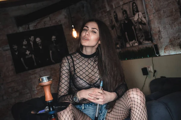 Sexy Dziewczyna Palenie Hookah Klub — Zdjęcie stockowe