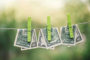 Çamaşır ipinde dolar, para aklama konsepti..