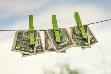 Çamaşır ipinde dolar, para aklama konsepti..