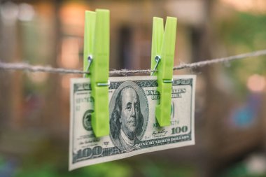 Çamaşır ipine 100 dolar, para aklama konsepti..