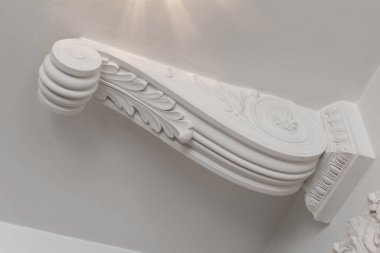 Dekorasyon öğesi beyaz alçı yapılmış. kabartma sıva iç