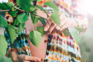 Şafak vakti bir parkta hamile bir kadının açık bir portresi. .