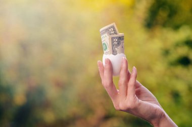 İki dolarlık banknot yumurta kabuğuna sıkışmış.