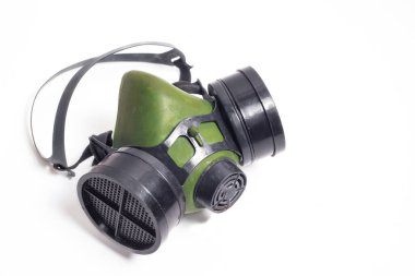 Beyaz arkaplanda karbon filtresi olan tozlu solunum cihazı.