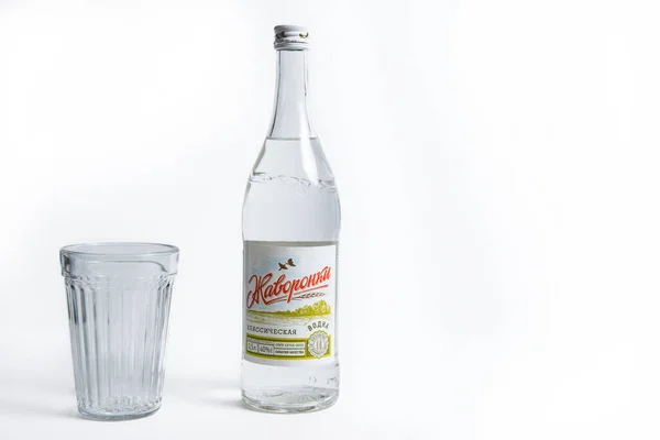 俄罗斯莫斯科 2020年3月30日 一壶伏特加酒 白底上有切碎的杯子 — 图库照片