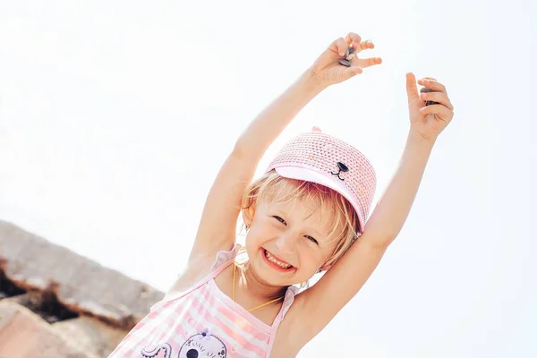 Весела Усміхнена Маленька Дівчинка Капелюсі Підняла Руки Граючи Галькою Відпустці — стокове фото