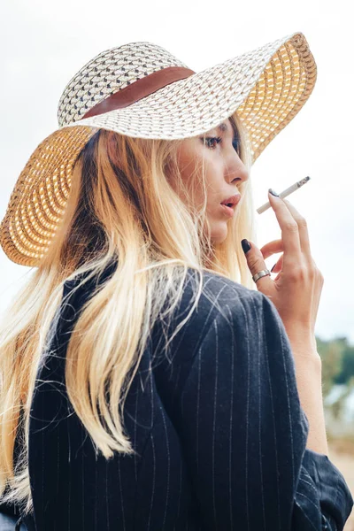 Una Giovane Bionda Cappello Cappotto Vestita Contrario Fuma Una Sigaretta — Foto Stock