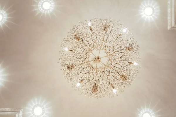 天井のクリスタルシャンデリアは 夜に魔法の効果を作成し 内部に貴重な追加です — ストック写真