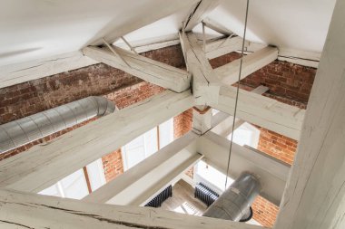 Çatının ahşap yapısı çakışıyor. Ahşap iskelet, yeniden yapılanmadan sonra metal kirişlerle güçlendirilmiştir..