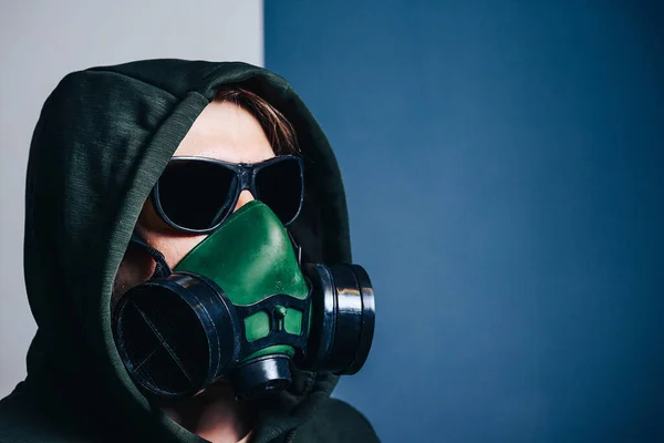 Close-up portrait of a man in a gas mask and protective dark glasses in the hood. — Stock Photo, Image