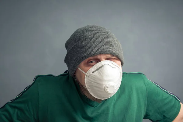 회색 바탕에 보호용 인공호흡기를 착용하고 있는 젊은 남자의 모습. — 스톡 사진