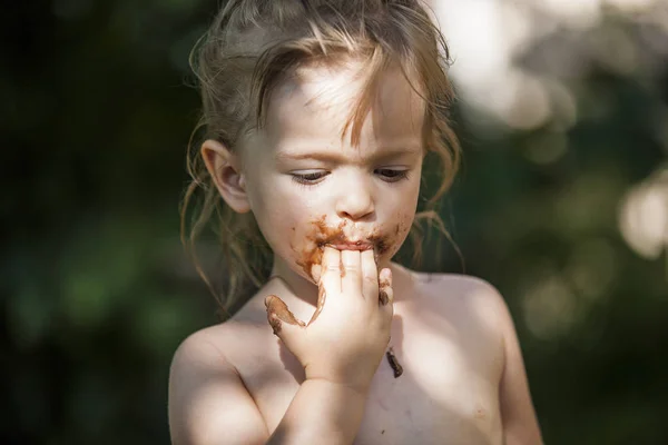 Niña comiendo chocolate — Foto de Stock