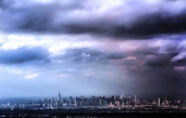 Cirrus bulutlar, Manhattan'ın kötü fırtına hava ile