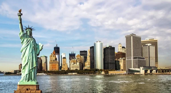 Статуя Свободы и городской пейзаж Манхэттена в фоновом режиме — стоковое фото