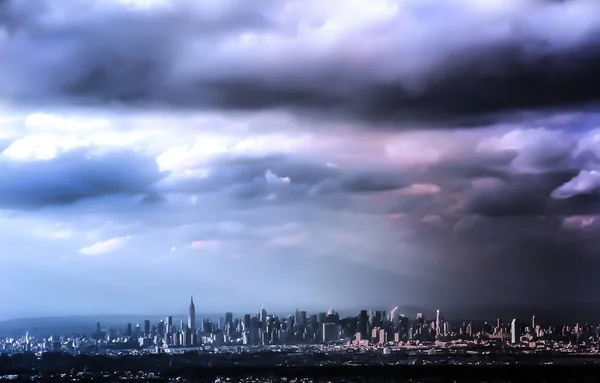 Cirrus mraky, bouřka počasí nad Manhattan — Stock fotografie