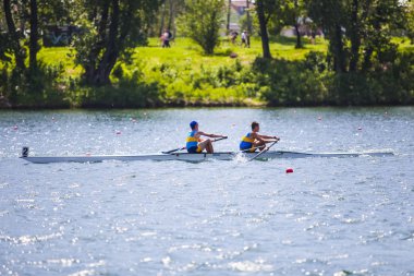 Bir kürek rekabet sporcular