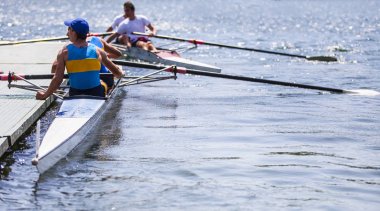 Bir kürek rekabet sporcular