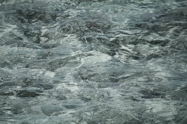 水中的灰石 — 图库照片