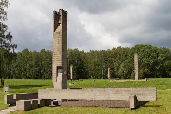 KHATYN, BELARUS - 30 LUGLIO: Complesso commemorativo "Khatyn" sui villaggi bielorussi distrutti dai nazisti durante la seconda guerra mondiale il 30 luglio 2016 a Khatyn . — Foto Stock