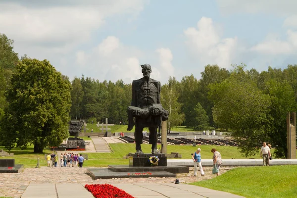 KHATYN, BELARUS - 30 LUGLIO: Complesso commemorativo "Khatyn" sui villaggi bielorussi distrutti dai nazisti durante la seconda guerra mondiale il 30 luglio 2016 a Khatyn . — Foto Stock