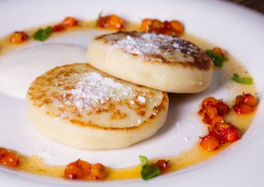 Yumuşak, narin cheesecake deniz cehri sos ile