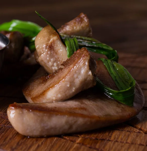 Tartar sosu, kızarmış soğan ve sarımsak ile iştah açıcı kuzu dilleri — Stok fotoğraf