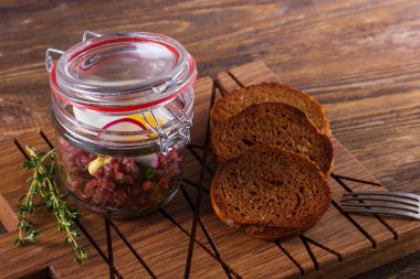 Çiğ Bıldırcın yumurta ile