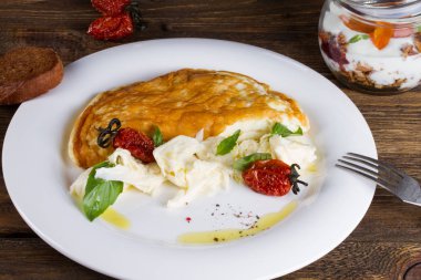 Kurutulmuş domatesli omlet