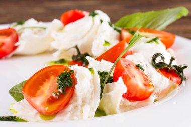 geleneksel caprese salatası