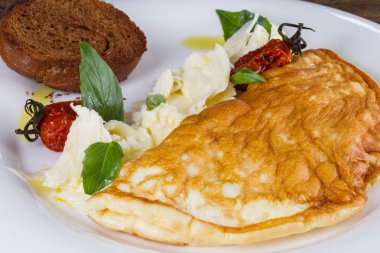 Kurutulmuş domatesli omlet