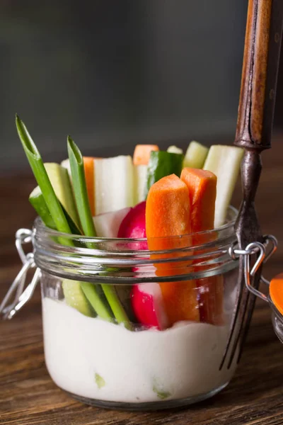 Verduras frescas con salsa de queso — Foto de Stock