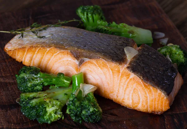 Filete de salmón a la parrilla y brócoli —  Fotos de Stock