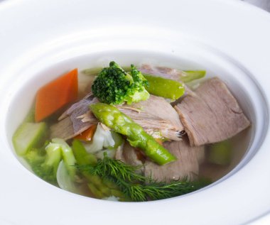 Et parçaları ile sebze çorbası