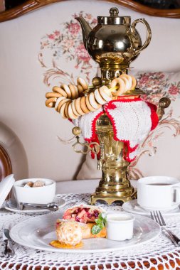 Semaver ve tatlılar bir tablo