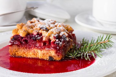 Kızılcık, Ladin sapı ile süslenmiş ile pasta