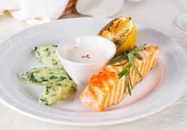 Izgara somon biftek ve patates püresi