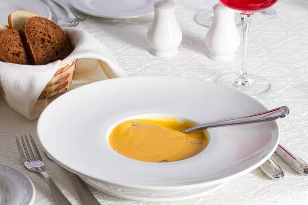 Sopa crema de calabaza con semillas — Stok fotoğraf