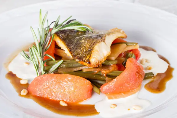 Pike perch baked with vegetables — Stock Photo, Image