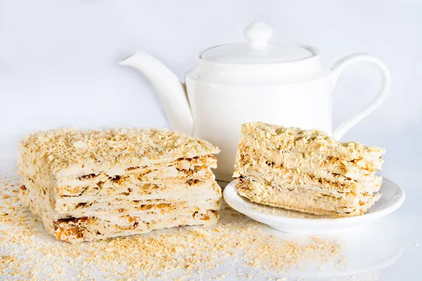 Délicieux gâteau de pâte feuilletée avec couches de lait condensé bouilli — Photo