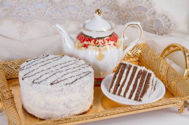 Krem şanti ve bir toz Hindistan cevizi ile doldurulmuş çikolata uçuş ile pasta