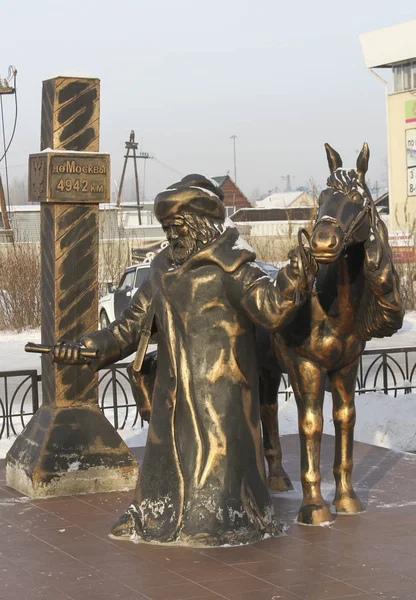 ZIMA, RUSSIA - 28 DICEMBRE: Monumento al cocchiere - i primi coloni della terra Zima il 28 dicembre 2016 a Zima . — Foto Stock