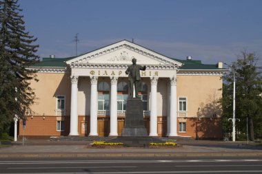 Vitebsk, Beyaz Rusya - 6 Ağustos: Lenin anıt ve Filarmoni 6 Ağustos 2016 Vitebsk bina.